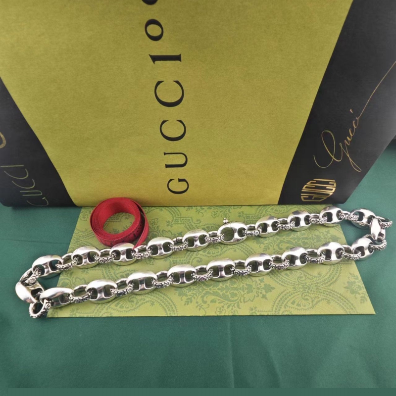G*u*i necklaces